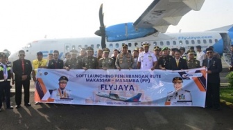 Gubernur Sulsel Luncurkan Penerbangan Perdana Masamba-Makassar