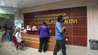 Keluarga korban kecelakaan kereta di Bekasi Timur mendatangi Pos DVI Rumah Sakit Polri, Jakarta, Selasa (28/4/2026). [Suara.com/Alfian Winanto]