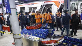 Kondisi gerbong KRL Commuterline yang bertabrakan dengan KA Argo Bromo Anggrek relasi Gambir-Surabaya Pasar Turi di Stasiun Bekasi Timur, Bekasi, Jawa Barat, Senin (27/4/2026). [ANTARA FOTO/Dhemas Reviyanto/app/agr]
