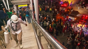 Petugas membawa tabung oksigen saat evakuasi kecelakaan kereta rel listrik (KRL) Commuter Line dengan kereta jarak jauh di Stasiun Bekasi Timur, Bekasi, Jawa Barat, Senin (27/4/2026). [ANTARA FOTO/Paramayuda/sgd/agr]