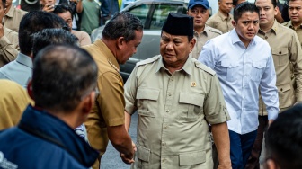 Jenguk Korban Tragedi Maut Kereta Bekasi, Prabowo Pastikan Jaminan Kompensasi