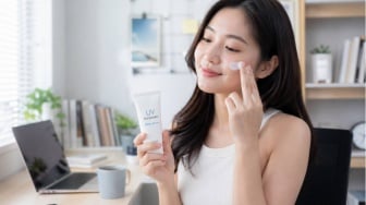 Aktivitas Indoor Pakai Sunscreen SPF Berapa? Ini 3 Rekomendasi Produknya