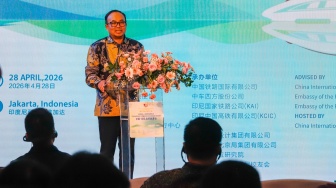 President Director PT Kereta Cepat Indonesia China (KCIC) Dwiyana Slamet Riyadi memberikan kata sambutan pada acara China-Indonesia Friendship Stories Exchange Event di Stasiun Kereta Cepat Whoosh Halim, Jakarta Timur, Selasa (28/4/2026). [Suara.com/Alfian Winanto]