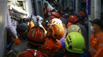 Petugas mengevakuasi korban yang terjebak di dalam gerbong KRL Commuterline yang bertabrakan dengan KA Argo Bromo Anggrek relasi Gambir-Surabaya Pasar Turi di Stasiun Bekasi Timur, Bekasi, Jawa Barat, Senin (27/4/2026). [ANTARA FOTO/Dhemas Reviyanto/app/agr]
