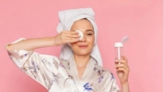 4 Cleansing Oil tanpa Alkohol, Angkat Makeup Waterproof pada Kulit Sensitif