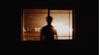 Misteri Lampu Petromax, Siapakah Lelaki Pengantar Makanan Tengah Malam Itu?