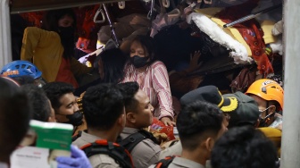 Penumpang terjebak di dalam gerbong KRL Commuterline yang bertabrakan dengan KA Argo Bromo Anggrek relasi Gambir-Surabaya Pasar Turi di Stasiun Bekasi Timur, Bekasi, Jawa Barat, Senin (27/4/2026). [ANTARA FOTO/Dhemas Reviyanto/app/agr]