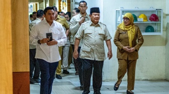 Presiden Prabowo Subianto (kedua kanan) didampingi Sekretaris Kabinet Teddy Indra Wijaya (kiri) tiba di RSUD Bekasi, Jawa Barat, Selasa (28/4/2026). [ANTARA FOTO/ Rakha Raditya Yahya/app/nz]