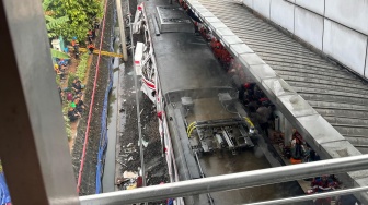 Penampakan Pagi di Bekasi Timur: Lokomotif KA Argo Bromo Mulai Dipisahkan dari KRL