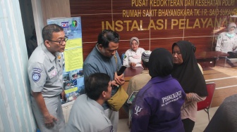 Pos DVI RS Polri Dipadati Keluarga Korban Kecelakaan Kereta Argo Bromo