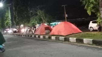 Satu Orang Berangkat Haji, Satu Kampung Ikut Mengantar hingga Menginap di Jalan