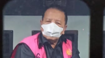 Tangan Diborgol, Arinal Djunaidi Tertunduk Digelandang ke Bui