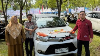 Gubernur Andi Sudirman Serahkan Mobil Operasional untuk Puskesmas Rongkong