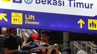 Momen Dramatis Evakuasi Korban Kecelakaan KA Argo Bromo dan KRL di Bekasi Timur