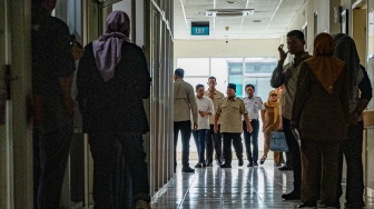 Presiden Prabowo Subianto (tengah) didampingi Sekretaris Kabinet Teddy Indra Wijaya (kedua kiri) dan Dirut PT. KAI Bobby Rasyidin (kedua kanan) tiba di RSUD Bekasi, Jawa Barat, Selasa (28/4/2026). [ANTARA FOTO/ Rakha Raditya Yahya/app/nz]