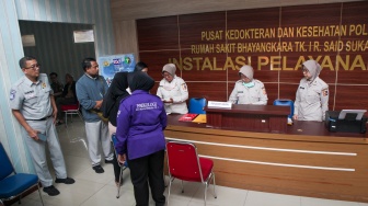 Keluarga korban kecelakaan kereta di Bekasi Timur mendatangi Pos DVI Rumah Sakit Polri, Jakarta, Selasa (28/4/2026). [Suara.com/Alfian Winanto]