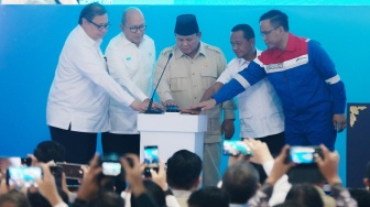 Presiden Prabowo Subianto (tengah) didampingi Menko Bidang Perekonomian Airlangga Hartarto (kiri), Menteri investasi dan Hilirisasi serta Ketua Danantara Rosan Perkasa Roeslani (kedua kiri), Menteri Energi dan Sumberdaya Mineral Bahlil Lahadalia (kedua kanan) dan Dirut Pertamina Simon Aloysius Mantiri (kanan), memencet tombol saat meresmikan groundbreaking 13 proyek hilirisasi tahap II yang dipusatkan di Kilang Pertamina RU IV CIlacap, Jawa Tengah, Rabu (29/4/2026). [ANTARA FOTO/Idhad Zakaria/YU]