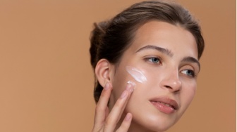 Bye-bye Minyak dan Beruntusan! Ini 5 Sunscreen Tone Up yang Bikin Wajah Cerah Instan