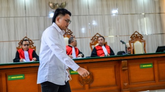 Terdakwa dugaan kasus penghinaan terhadap suku Sunda Muhammad Adimas Firdaus Putra Nasihan alias Resbob berjalan saat akan menjalani sidang putusan di Pengadilan Negeri Bandung, Jawa Barat, Rabu (29/4/2026). [ANTARA FOTO/Raisan Al Farisi/YU]