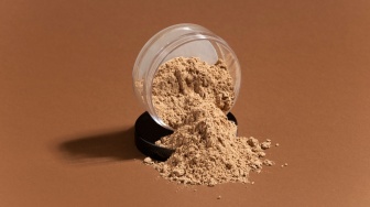 5 Rekomendasi Bedak Tabur Terbaik untuk Ditimpa di Atas Cushion