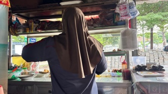 Dua Hari Stasiun Bekasi Timur Lumpuh, Pedagang Kecil Terpukul: Masak Sedikit Aja, Nggak Ada Orang