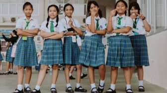 Di Balik Seragam Sekolah yang Sama, Ada Rasa dan Perjuangan Tak Setara