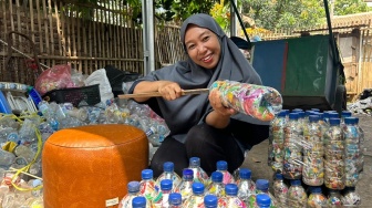 Dari Limbah Jadi Nilai Ekonomi, Kisah Inspiratif Ibu Amaliyah Bersama PNM di Kampung Masigit