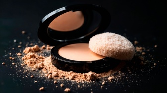 5 Bedak Two Way Cake Mengandung Jojoba Oil agar Wajah Tidak Kering, Makeup Lebih Awet