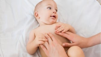 Kontroversi 'Totok Sirih' di Palembang, Ini Tahapan Pijat Bayi yang Benar Menurut IDAI