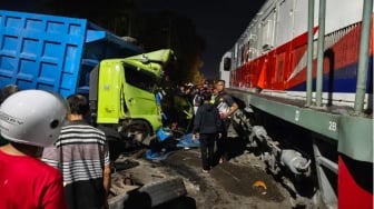 Detik-Detik KA Dhoho Hantam Truk Mogok di Blitar, Sopir Lolos dari Maut