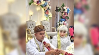 Kenapa Elly Sugigi Gemar Sekali Bikin Pernikahan Gimik?