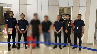 Imigrasi Kediri Deportasi Paksa Dua WNA China yang Langgar Izin Tinggal