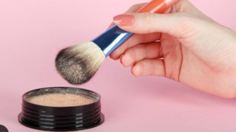 Sering Naik Ojol? 7 Bedak Tabur Anti Polusi Ini Bikin Wajah Tetap Fresh dan Nggak Kusam