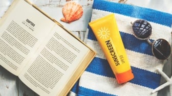 5 Sunscreen yang Tidak Perih di Mata dan Mencerahkan Wajah