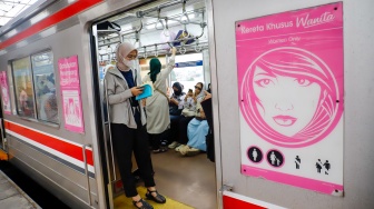 Penumpang menaiki kereta Commuterline di Stasiun Manggarai, Jakarta, Kamis (30/4/2026). [Suara.com/Alfian Winanto]