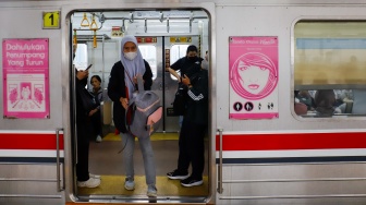 Penumpang menaiki kereta Commuterline di Stasiun Manggarai, Jakarta, Kamis (30/4/2026). [Suara.com/Alfian Winanto]