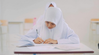 Sekolah Gratis Tapi Tak Setara: Hidden Cost yang Menyaring Status Siswa