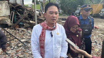Bakar Sampah hingga Truk Besar Ganggu Warga, Kevin Wu PSI Sidak Pabrik Makanan di Kedoya