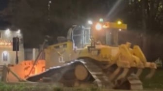 Viral! Laki-laki Tak Bercerita, Tapi Langsung Acak-acak Kota dengan Bulldozer 24 Ton