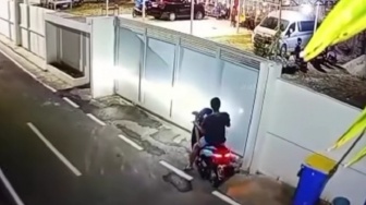 Rekaman CCTV Detik-detik Oknum Polisi Panjat Pagar Rumah Wali Kota Palopo Sambil Bawa Senjata Tajam