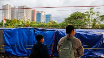 Penumpang beraktivitas di Stasiun Bekasi Timur, Bekasi, Jawa Barat, Kamis (30/4/2026). [Suara.com/Alfian Winanto]
