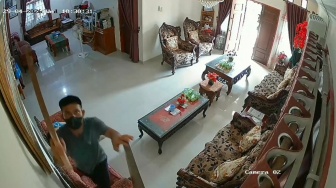 Terekam CCTV Rumah, Detik-detik Perampok Hajar Lansia Pekanbaru hingga Tewas