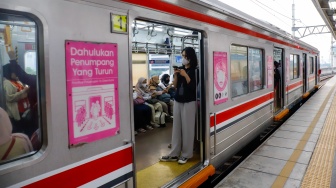 Penumpang menaiki kereta Commuterline di Stasiun Manggarai, Jakarta, Kamis (30/4/2026). [Suara.com/Alfian Winanto]