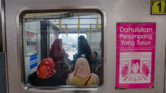 Penumpang menaiki kereta Commuterline di Stasiun Manggarai, Jakarta, Kamis (30/4/2026). [Suara.com/Alfian Winanto]