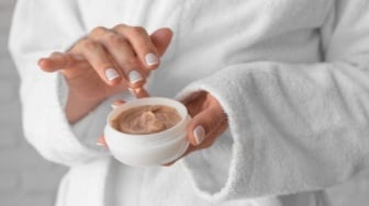 Pakai Scrub Badan Dulu atau Sabun Dulu? Ini Urutan yang Benar dan 5 Pilihan Terbaiknya