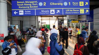 Penumpang beraktivitas di Stasiun Bekasi Timur, Bekasi, Jawa Barat, Kamis (30/4/2026). [Suara.com/Alfian Winanto]
