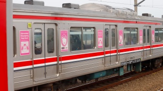 Penumpang menaiki kereta Commuterline di Stasiun Manggarai, Jakarta, Kamis (30/4/2026). [Suara.com/Alfian Winanto]