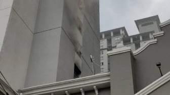 Asap Pekat Kepung Apartemen Mediterania Tanjung Duren, Petugas Damkar Berjibaku Evakuasi Penghuni