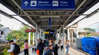 Penumpang beraktivitas di Stasiun Bekasi Timur, Bekasi, Jawa Barat, Kamis (30/4/2026). [Suara.com/Alfian Winanto]
