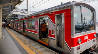 Penumpang menaiki kereta Commuterline di Stasiun Manggarai, Jakarta, Kamis (30/4/2026). [Suara.com/Alfian Winanto]
